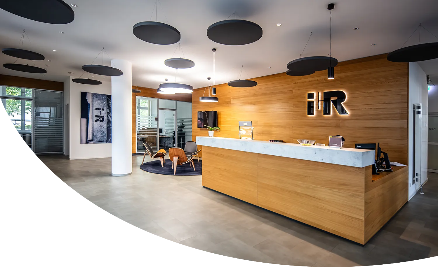 Illustrationsfoto - Eingangsbereich Theke mit i+R Logo